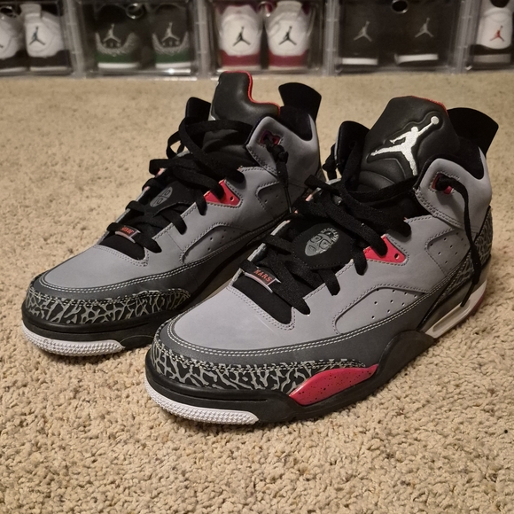 Stylish Gray and Red Sneakers - Picture 2 of 4